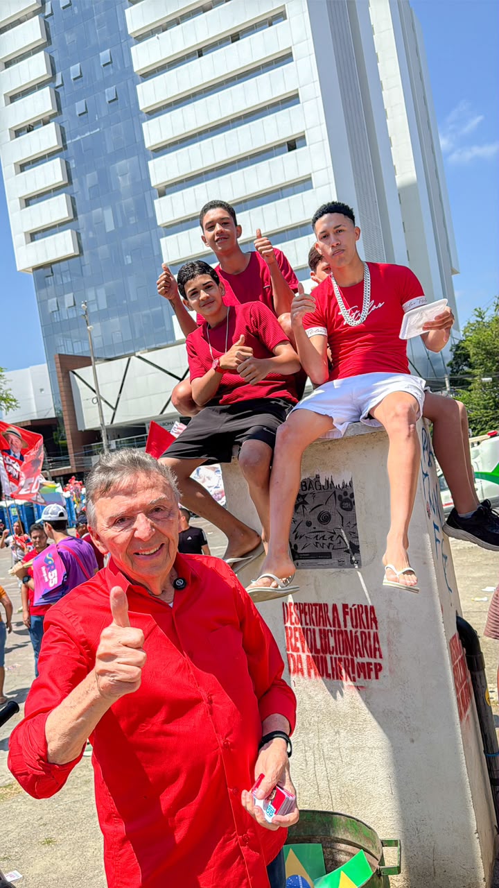 No 7 de Setembro, Zé Queiroz acompanha desfile em Caruaru e defende política como instrumento de transformação - Blog do Mário Flávio